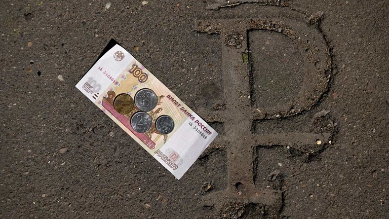 Рубль достиг 11-месячного минимума к доллару